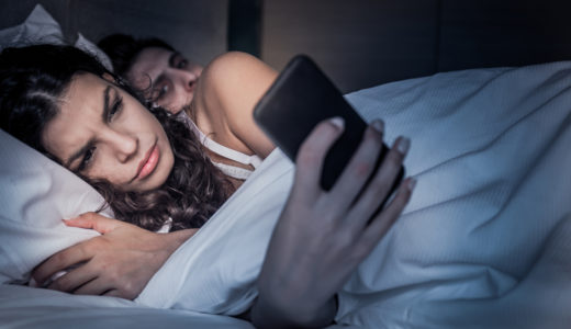 SNS不倫はなぜ流行る？見破り方&やめさせ方をマスターしよう！